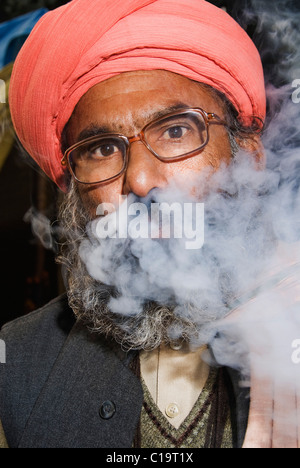 Nahaufnahme von einem Sadhu Rauchen eine Chilam, Haridwar, Uttarakhand, Indien Stockfoto