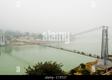 Hängebrücke über den Fluss, Lakshman Jhula, Rishikesh, Uttarakhand, Indien Stockfoto