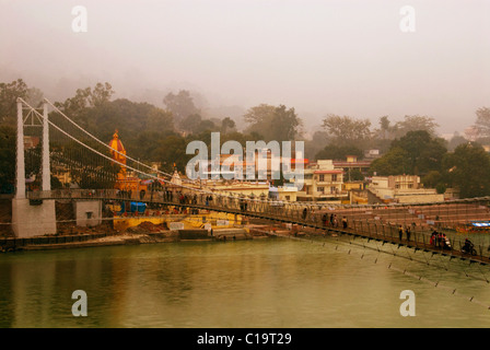 Hängebrücke über den Fluss, Lakshman Jhula, Rishikesh, Uttarakhand, Indien Stockfoto