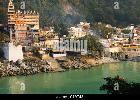 Tempel am Ufer des Flusses Ganges Fluß, Rishikesh, Lakshman Jhula, Uttarakhand, Indien Stockfoto