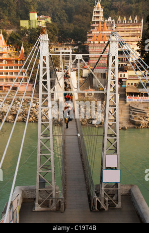 Hängebrücke überqueren eines Flusses Ganges Fluß, Rishikesh, Lakshman Jhula, Uttarakhand, Indien Stockfoto