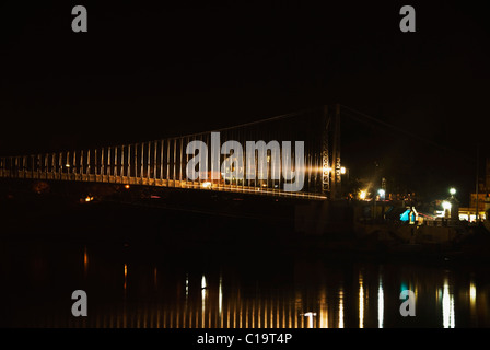 Reflexion einer Hängebrücke in Wasser, Fluss Ganges, Rishikesh, Lakshman Jhula, Uttarakhand, Indien Stockfoto