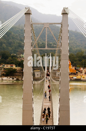 Hängebrücke über den Fluss Ganges Fluß, Rishikesh, Ram Jhula, Uttarakhand, Indien Stockfoto