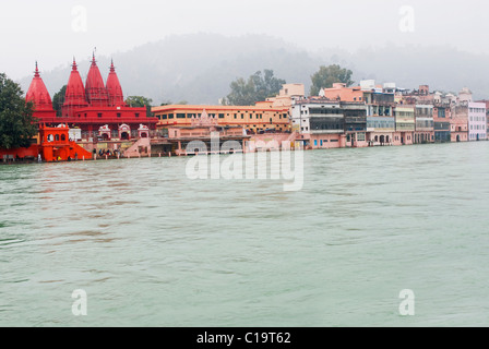 Gebäude und Tempel an der Küste, Fluss Ganges, Haridwar, Uttarakhand, Indien Stockfoto