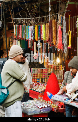 Menschen, die Einkaufen bei einem Straßenmarkt, Haridwar, Uttarakhand, Indien Stockfoto