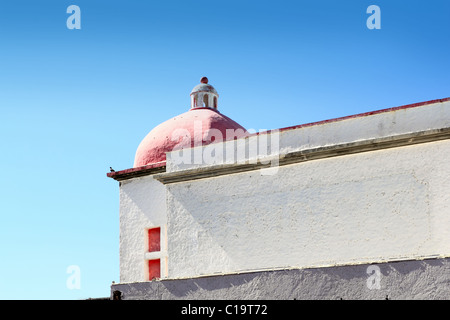 mexikanische weißes Haus mit roten Kuppel oben Stockfoto