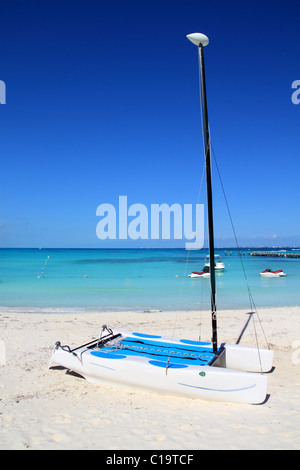 Hobie Cat in karibischen Strand landete im weißen sand Stockfoto