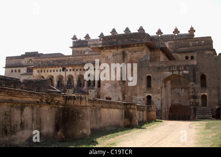 Gehweg entlang der Umfassungsmauer eines Forts, Orchha Fort, Orchha, Madhya Pradesh, Indien Stockfoto