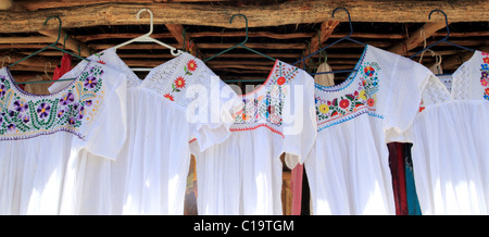 Chiapas Maya-weißes Kleid bestickt mit Blumen Stockfoto