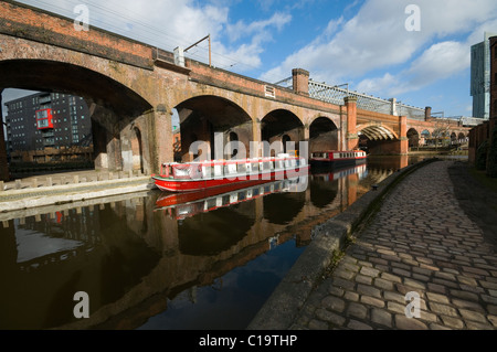 Viktorianischen Eisenbahn-Viadukte, Brücken und Kanal Lastkähne im Castlefield Bassin Manchester Stockfoto