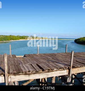 im Alter von tropischen Holzbrücke in Sian Kaan Tulum Mexiko Stockfoto