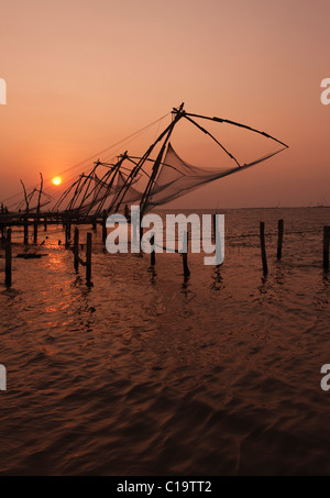 Reihe von chinesischen Fischernetze im Meer, Kochi, Kerala, Indien Stockfoto