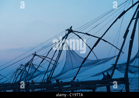 Reihe von chinesischen Fischernetze im Meer, Kochi, Kerala, Indien Stockfoto