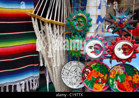 Mexikanisches Kunsthandwerk Hängematte Sarape und Keramik aztekische Sonne traditionellen indischen Stockfoto