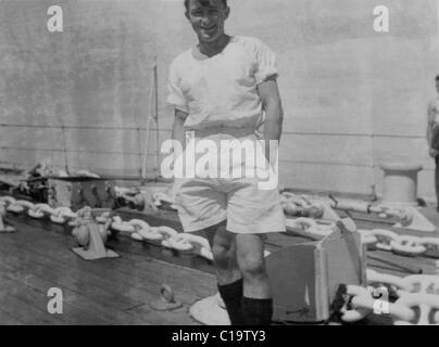 Britische Marine Seemann in tropischen weißen steht auf Deck HMS Adventure 1936 / 37 Stockfoto