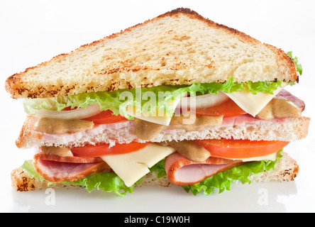 Sandwich mit Speck und Gemüse auf weißem Hintergrund Stockfoto