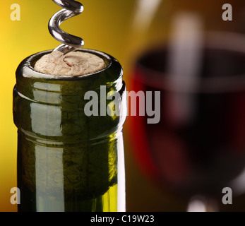 Stillleben mit Glas und Flasche Wein. Stockfoto