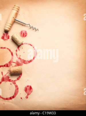 Wein Kreisen aus der Flasche auf altes Papier mit einem Korkenzieher und stopfen. Stockfoto