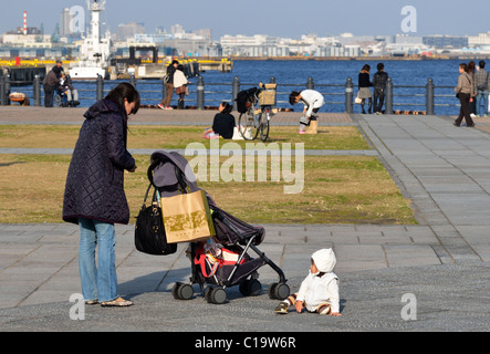 Ein Sonntag Nachmittag spazieren Sie entlang den Minato Mirai 21 Park, Yokohama, Japan JP Stockfoto