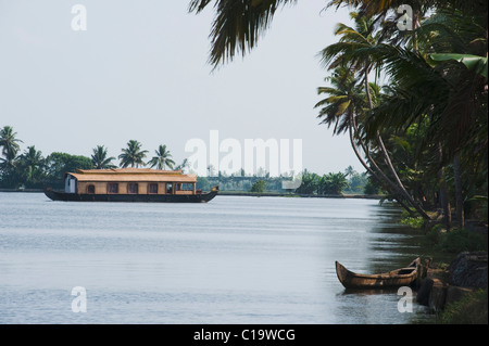 Hausboot in einer Lagune, Kerala Backwaters, Alleppey, Alappuzha Bezirk, Kerala, Indien Stockfoto