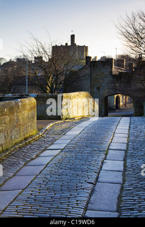 Warkworth Castle aus dem 14. Jahrhundert steinerne Brücke über den Fluß Coquet, Northumberland, England gesehen Stockfoto