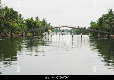 Brücke über eine Lagune, Kerala Backwaters, Alleppey, Alappuzha Bezirk, Kerala, Indien Stockfoto