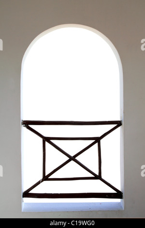 weißer Bogen Balkonfenster isoliert auf weißem Hintergrund Stockfoto