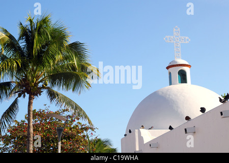 Playa del Carmen weiße mexikanischen Kirche Bögen Glockenturm Riviera Maya Stockfoto