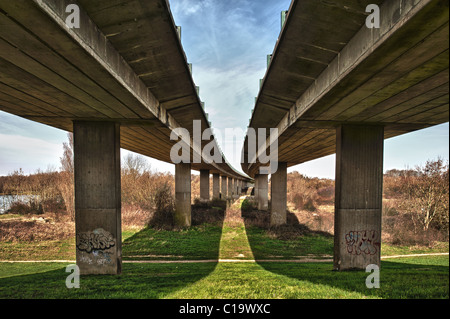 unter konkreten Autobahn Autobahn Autobahn zweispurigen Weg Straße Autobahnbrücke auf Säulen Stockfoto