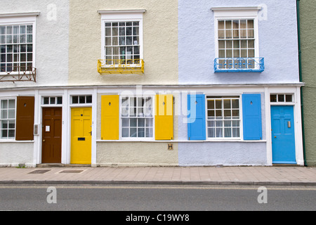 Braun, gelb und blau Haustüren und Fenster auf Häuser in Oxford Stockfoto