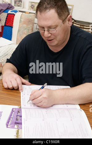 Mann Ausfüllen des Zensus-Formular 2011-UK Stockfoto