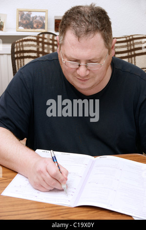 Mann Ausfüllen des Zensus-Formular 2011-UK Stockfoto