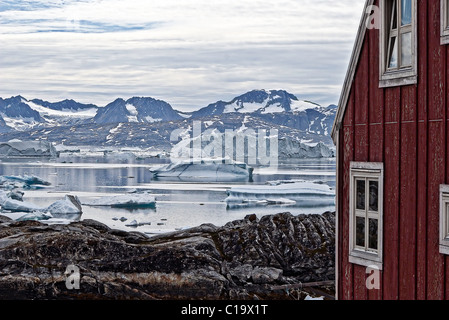 Sermilik Fjord in Ostgrönland, betrachtet aus dem Dorf Tiniteqilaq Stockfoto