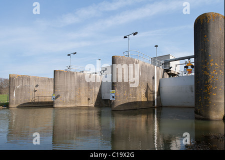 Leigh Sperrwerks am Fluss Medway Stockfoto