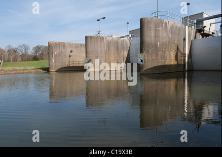 Leigh Sperrwerks am Fluss Medway Stockfoto