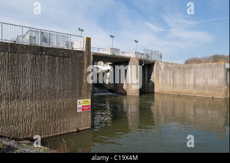 Leigh Sperrwerks am Fluss Medway Stockfoto