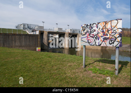 Leigh Sperrwerks am Fluss Medway Stockfoto