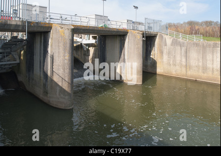 Leigh Sperrwerks am Fluss Medway Stockfoto