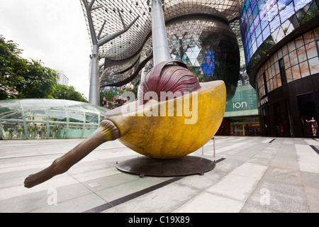 Die Muskatnuss Skulptur des Künstlers Kumari Nahappan ION Orchard Mall, Orchard Road, Singapur Stockfoto