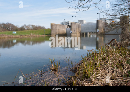 Leigh Sperrwerks am Fluss Medway Stockfoto