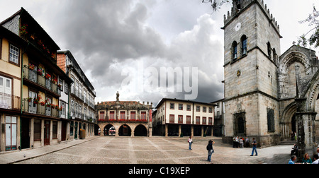 Blick auf die städtische quadratische Oliveira auf Stadt Guimarães, Portugal Stockfoto