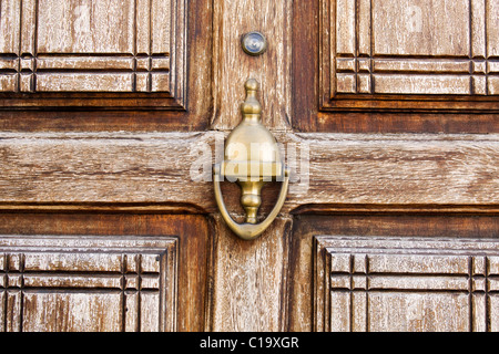 Detailansicht der eine Eingang Tür Holz Textur mit einem goldenen Knopf. Stockfoto