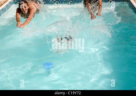 Leute tauchen in pool Stockfoto