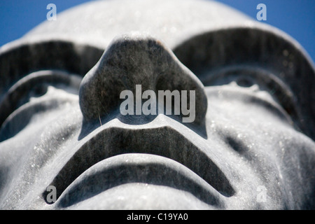 Nahaufnahme einer Statue des Kopfes eines Mannes auf dem Freigelände Stockfoto