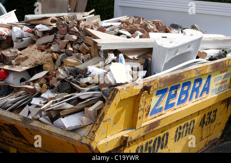 Des Erbauers skip mit Bauschutt und andere Abfälle. Stockfoto