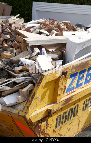 Des Erbauers skip mit Bauschutt und andere Abfälle. Stockfoto