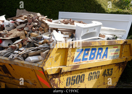 Des Erbauers skip mit Bauschutt und andere Abfälle. Stockfoto