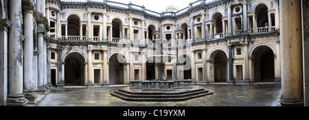 Blick auf den zentralen Hauptplatz aus dem Inneren des Convento de Cristo in Tomar, Portugal. Stockfoto