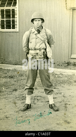 Armee-Mann in voller Uniform während WWII schwarz-weiß Porträt größte Generation Soldat amerikanischen uns Stockfoto
