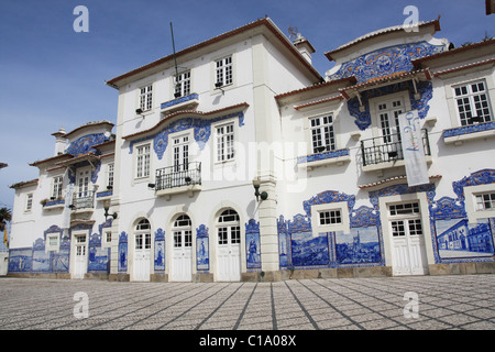 Blick auf den historischen Bahnhof Gebäude mit dem berühmten 'Azulejos' Fliesen an den Wänden in Aveiro/Portugal. Stockfoto